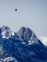 Ein roter Ballon über der Maukspitze